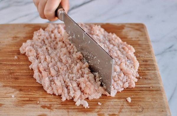 Grinding dark meat chicken by hand, jcghk.dfhdjkvfj.cf
