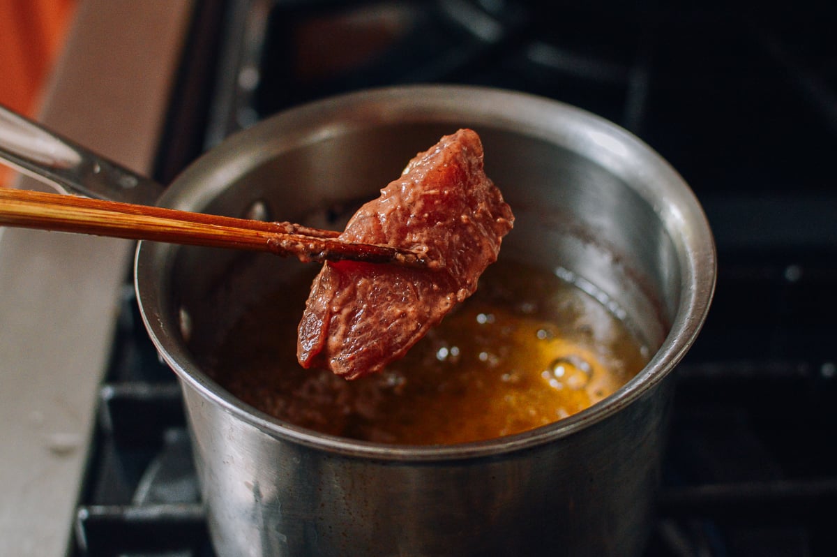 Add pork rib to frying oil, jcghk.dfhdjkvfj.cf
