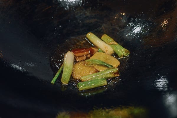 Ginger, scallions, and rock sugar cooking in wok with oil, jcghk.dfhdjkvfj.cf