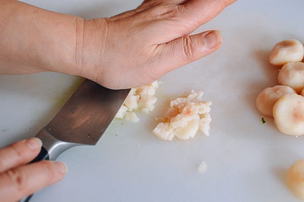 Smashing water chestnuts with knife, jcghk.dfhdjkvfj.cf