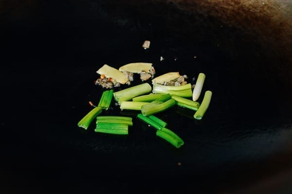 Rock sugar, ginger, and scallions in wok, jcghk.dfhdjkvfj.cf