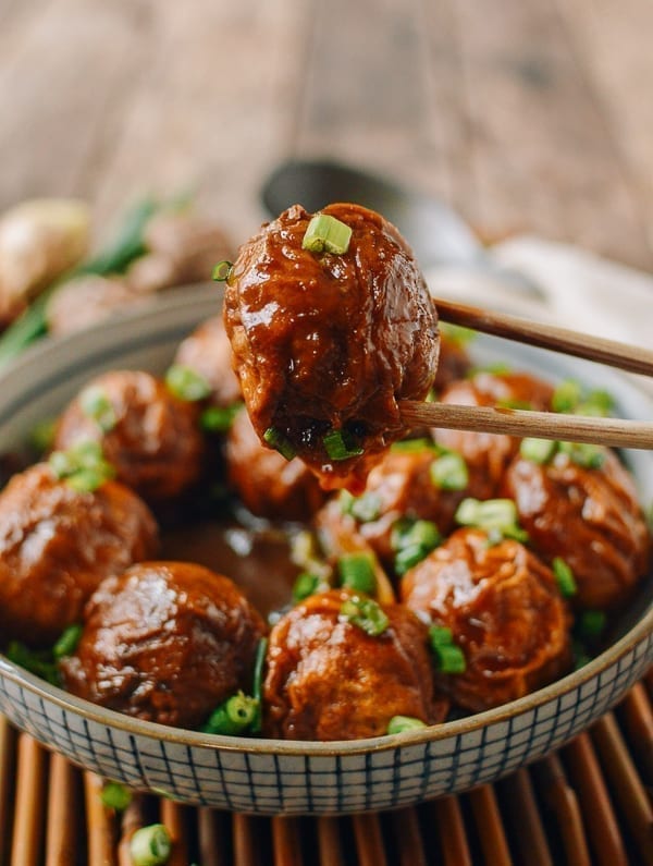 Picking up a braised stuffed gluten ball with chopsticks, jcghk.dfhdjkvfj.cf