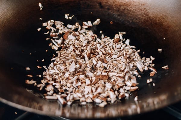 Cooking chopped mushrooms in wok, jcghk.dfhdjkvfj.cf