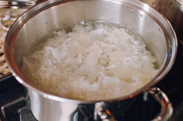 Snow fungus boiling in water, jcghk.dfhdjkvfj.cf