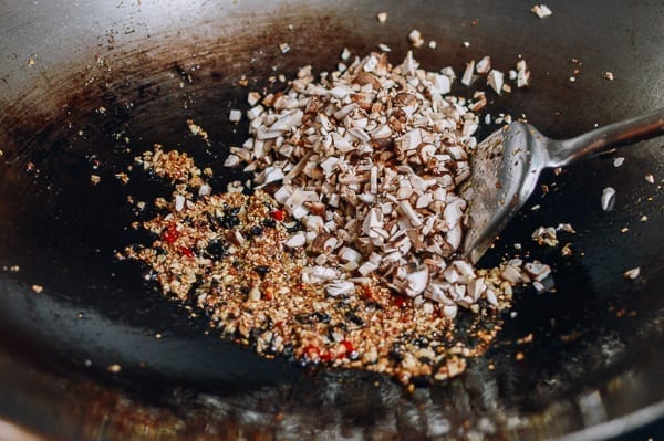Adding chopped mushrooms to wok, jcghk.dfhdjkvfj.cf