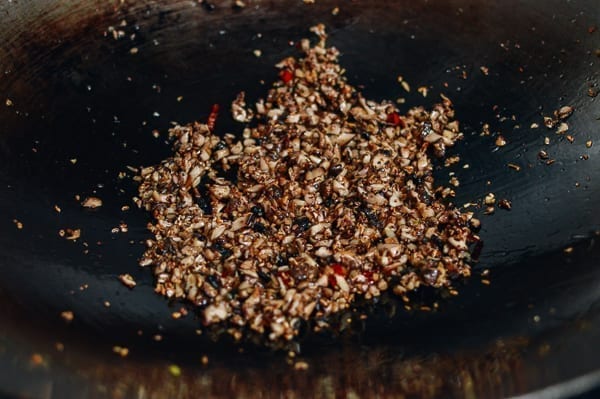 Caramelizing chopped mushrooms in wok, jcghk.dfhdjkvfj.cf
