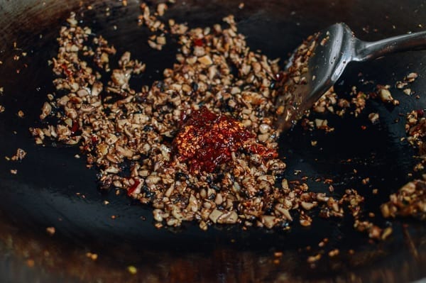Adding chili oil and spicy bean sauce, jcghk.dfhdjkvfj.cf
