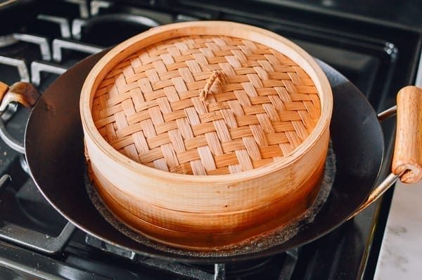 Bamboo steamer in wok, jcghk.dfhdjkvfj.cf