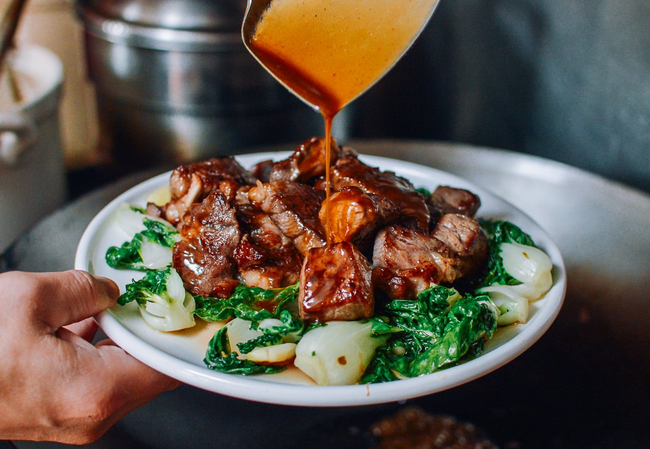 drizzling sauce over steak stir-fry