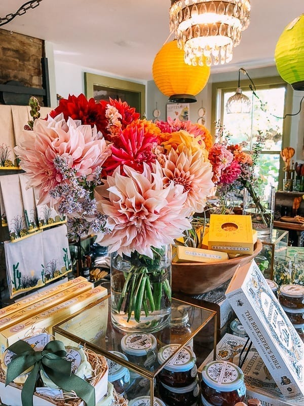 Dahlias in vase in gift store, jcghk.dfhdjkvfj.cf