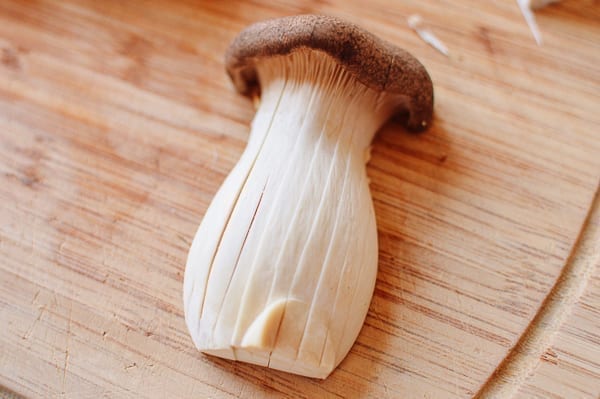 Scoring king oyster mushroom lengthwise, jcghk.dfhdjkvfj.cf