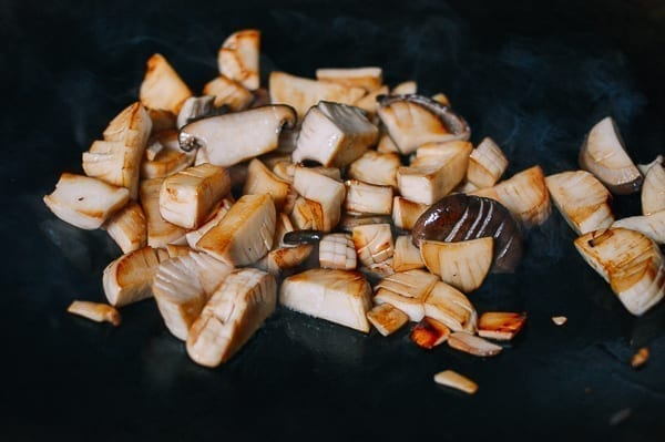 Stir-frying king oyster mushroom pieces, jcghk.dfhdjkvfj.cf