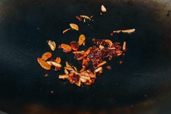 Frying spicy bean sauce with ginger and garlic, jcghk.dfhdjkvfj.cf