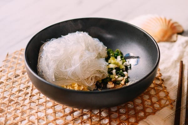 Adding cooked glass noodles to serving dish, jcghk.dfhdjkvfj.cf