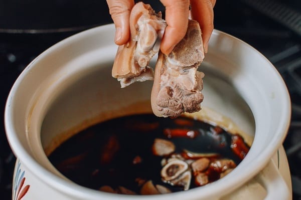 Adding pork trotters to vinegar and ginger, jcghk.dfhdjkvfj.cf