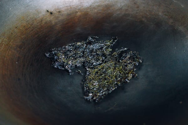 Toasting dried seaweed in wok, jcghk.dfhdjkvfj.cf