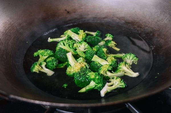 Blanching broccoli in wok, jcghk.dfhdjkvfj.cf