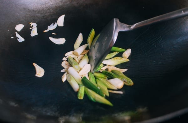 Scallion whites and garlic in wok, jcghk.dfhdjkvfj.cf