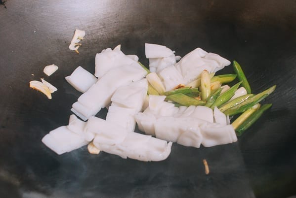 Adding rice noodles to wok, jcghk.dfhdjkvfj.cf