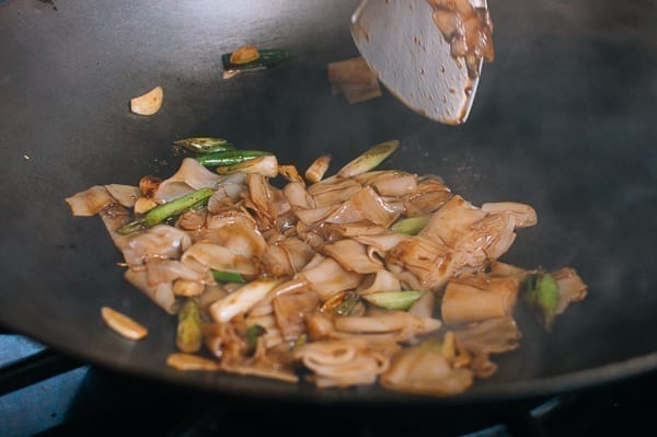 Stir-frying noodles in soy sauce mixture, jcghk.dfhdjkvfj.cf