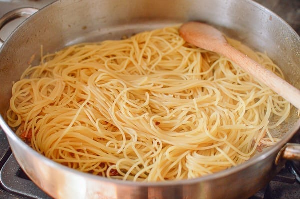 Adding cooked spaghetti to pan, jcghk.dfhdjkvfj.cf