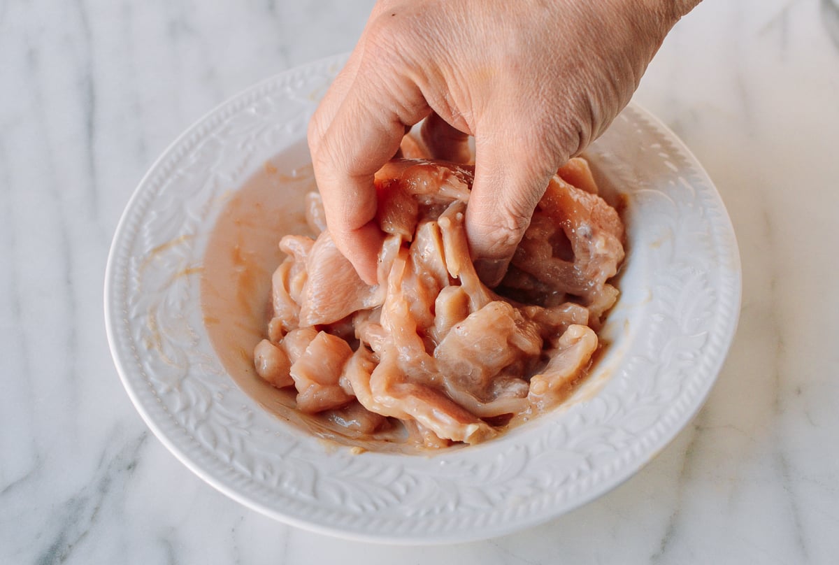 Mixing sliced chicken with marinade ingredients, jcghk.dfhdjkvfj.cf