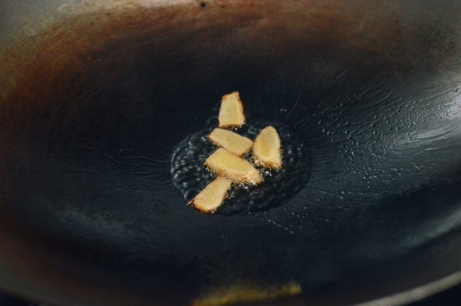 Cooking ginger in oil in wok, jcghk.dfhdjkvfj.cf