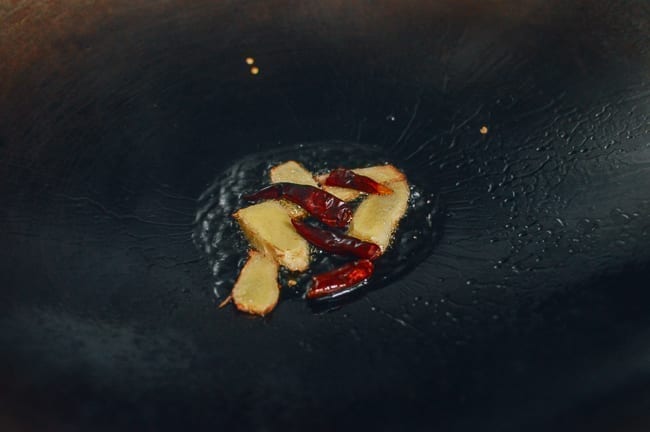 Ginger and dried chilies in wok, jcghk.dfhdjkvfj.cf