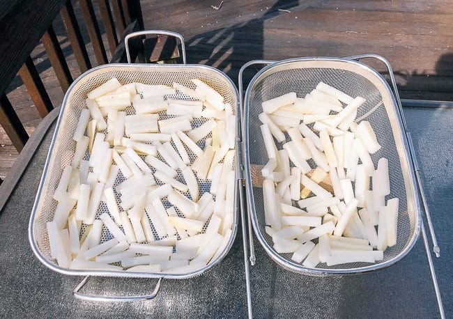 Drying salted daikon radishes in the sun, jcghk.dfhdjkvfj.cf