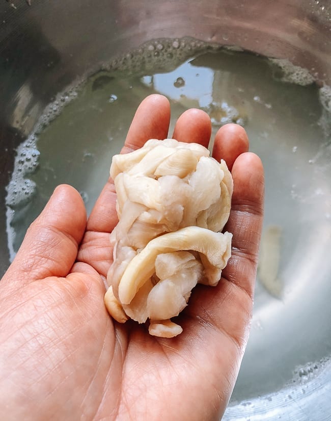 Squeezing water out of the dried daikon, jcghk.dfhdjkvfj.cf