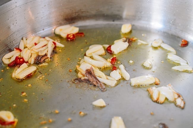 garlic, chili, and anchovy cooking in oil, jcghk.dfhdjkvfj.cf