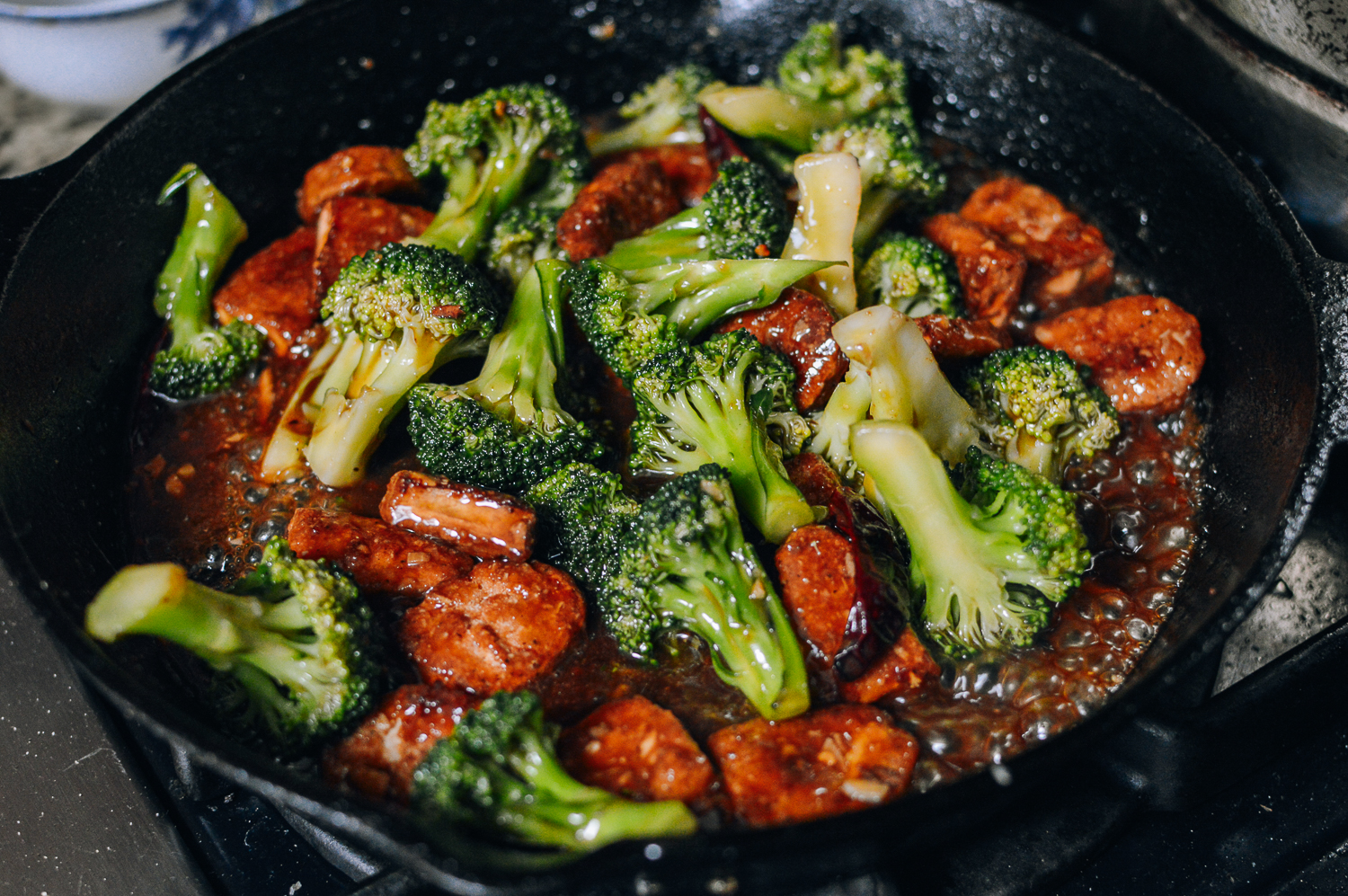 Tossing broccoli and nuggets in sauce, jcghk.dfhdjkvfj.cf