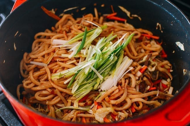 Adding noodles and scallions pack to pot, jcghk.dfhdjkvfj.cf