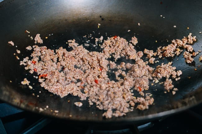 Browning pork in the wok, jcghk.dfhdjkvfj.cf