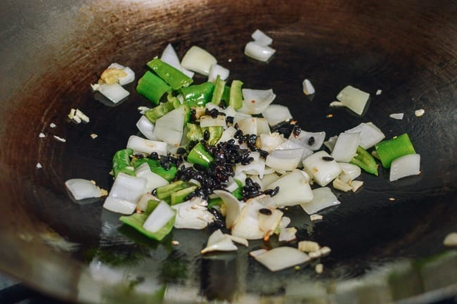 Onions, peppers, black beans in wok, jcghk.dfhdjkvfj.cf