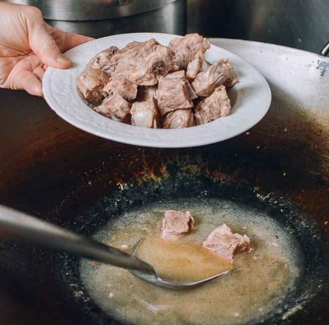 Removing boiled pork ribs to plate, jcghk.dfhdjkvfj.cf