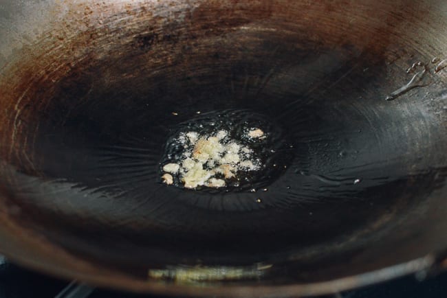 Smashed ginger in wok, jcghk.dfhdjkvfj.cf