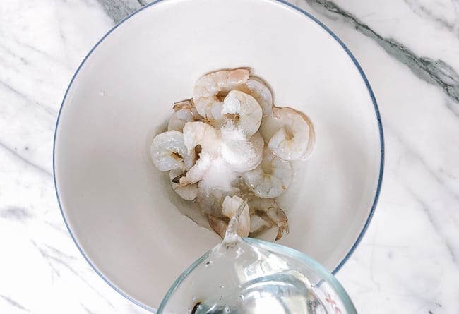 Adding ice water to shrimp, jcghk.dfhdjkvfj.cf