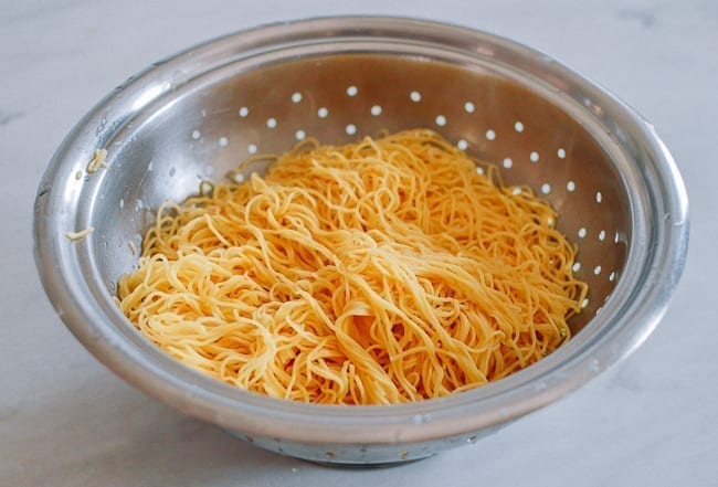 Draining noodles in colander, jcghk.dfhdjkvfj.cf