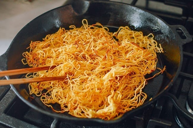 Breaking up fried noodles with chopsticks, jcghk.dfhdjkvfj.cf