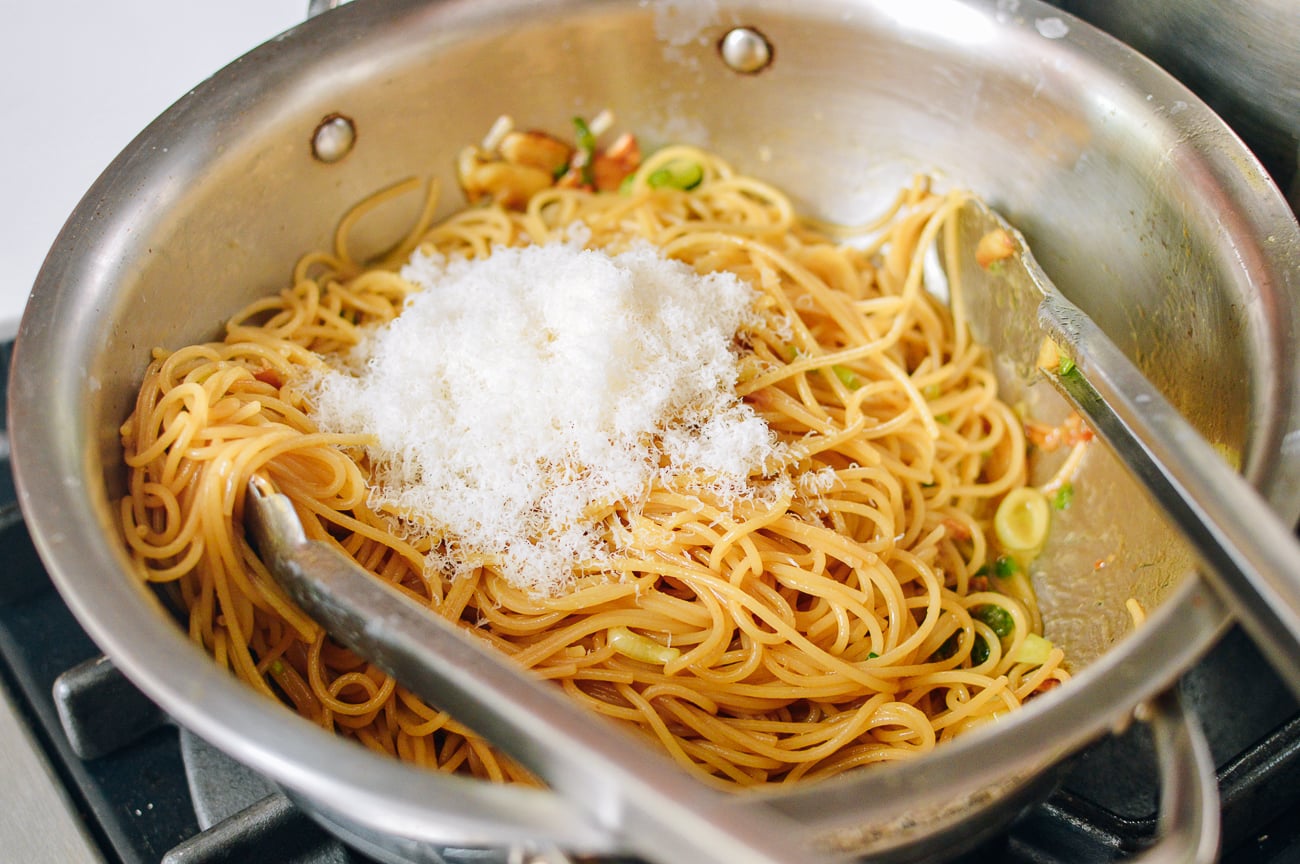 Adding cooked pasta and parmesan cheese to sauce, jcghk.dfhdjkvfj.cf