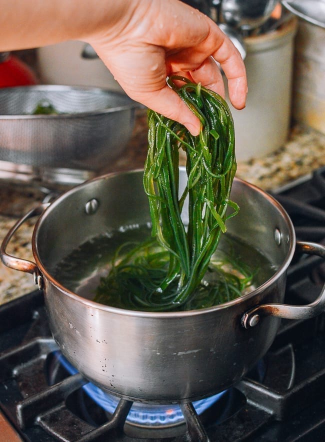 Adding kelp to boiling water, jcghk.dfhdjkvfj.cf
