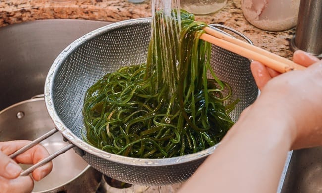 Rinsing blanched kelp in cold running water, jcghk.dfhdjkvfj.cf
