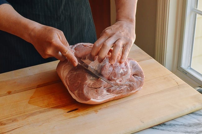 Cutting open pork picnic shoulder to reveal bone, jcghk.dfhdjkvfj.cf