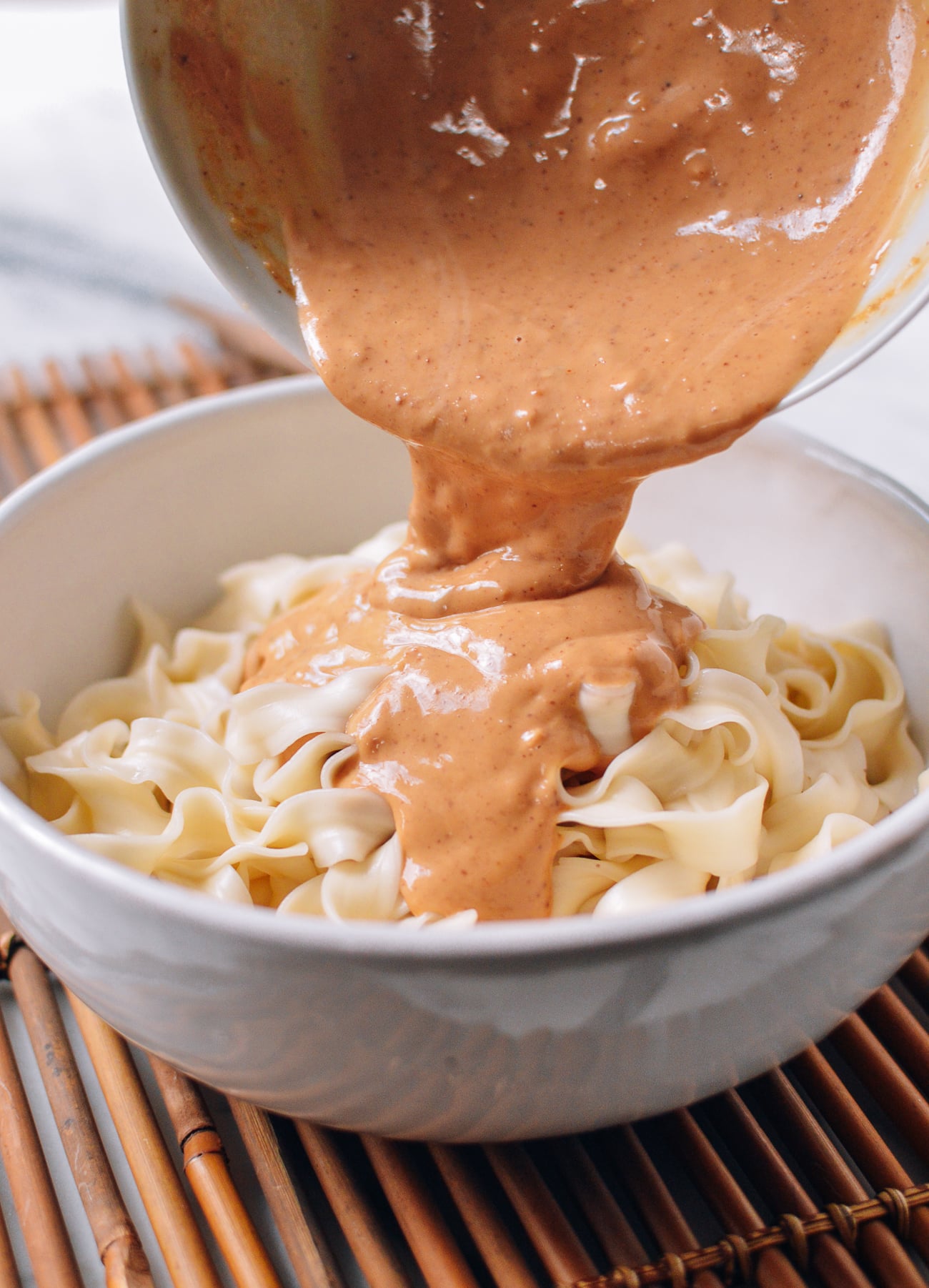 Pouring sauce over noodles, jcghk.dfhdjkvfj.cf