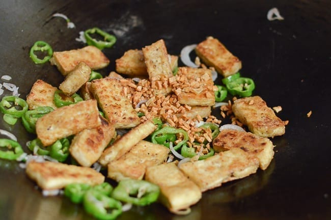 Adding fried garlic back to wok, jcghk.dfhdjkvfj.cf