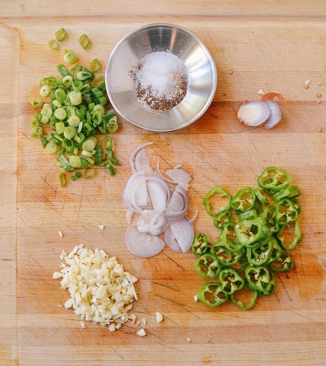 chopped scallions, shallots, garlic, and peppers on cutting board, jcghk.dfhdjkvfj.cf