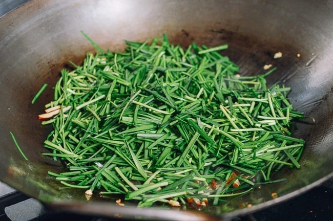Adding garlic chives to wok, jcghk.dfhdjkvfj.cf