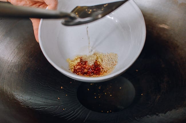 Adding hot oil to sizzle aromatics, jcghk.dfhdjkvfj.cf