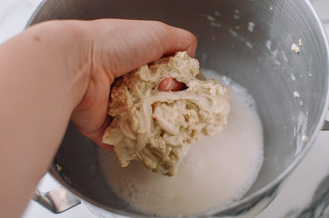 Squeezing dough between fingers to remove excess starch, jcghk.dfhdjkvfj.cf